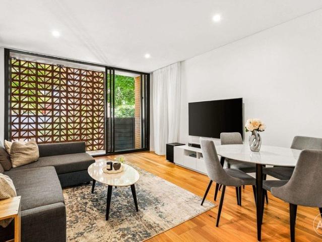 TWO BEDROOM APARTMENT WITH DOUBLE LOCK UP GARAGE IN CONVENIENT HUB