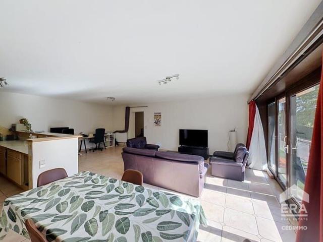 TWO BEDROOM APARTMENT WITH GARAGE AND OUTDOOR PARKING SPACE!