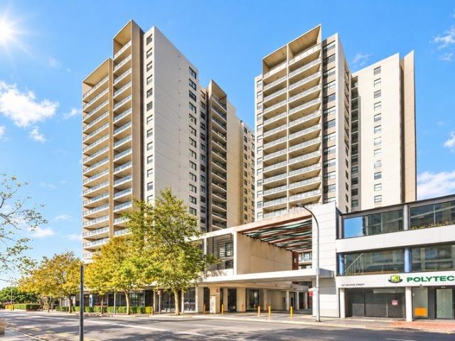 Two Bedroom Apartment with Stunning City & Water Views