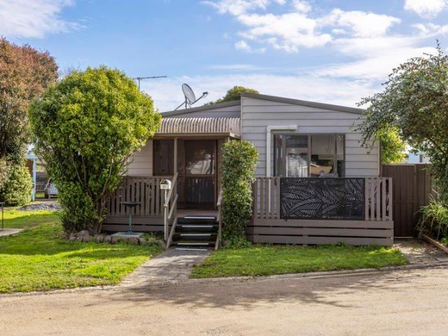 Two Bedroom Cabin Living Near Western Port Bay