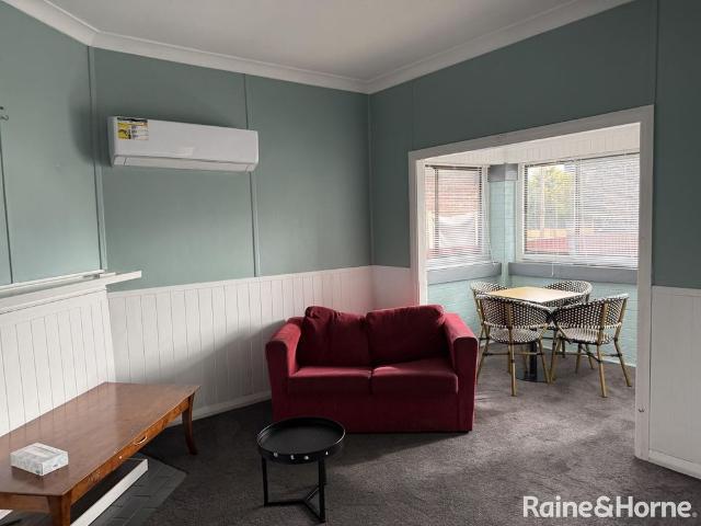 Two Bedroom Cottage, Close to Shops & the Centre of Town