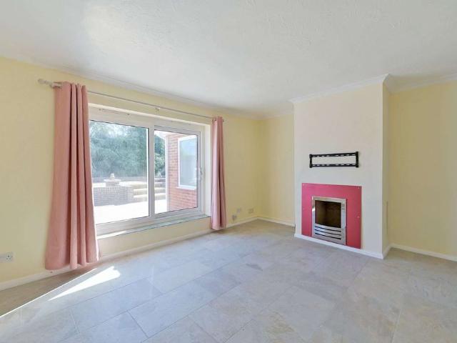 Two bedroom detached bungalow with spacious open grounds in Sonning Common