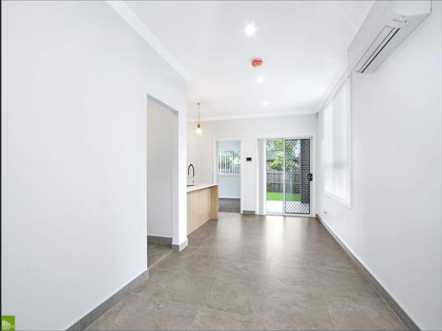 Two Bedroom Duplex Villa With Off Street Parking Opposite The Park