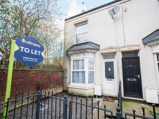 Two bedroom end terrace house close to Mount Pleasant and Holderness Road