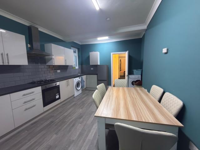 Two Bedroom first floor flat next to the valentine Park £1900