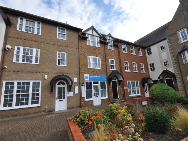 TWO BEDROOM FLAT OFF THE HIGH STREET