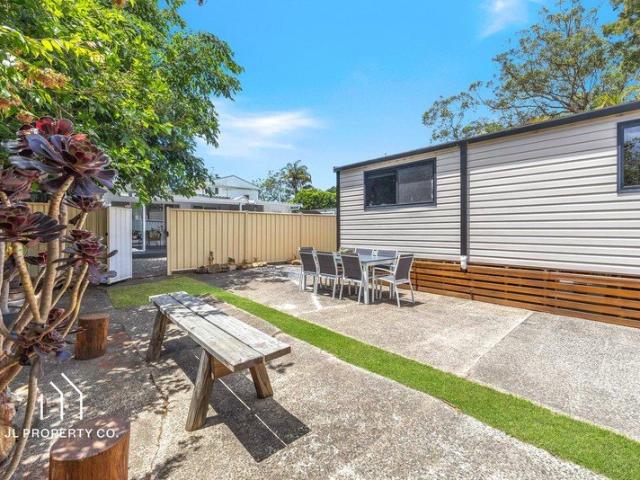 Two Bedroom Flat 300m To Beach