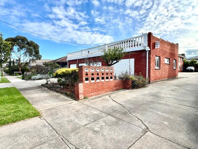 Two Bedroom, Ground Floor Apartment in Great Location!