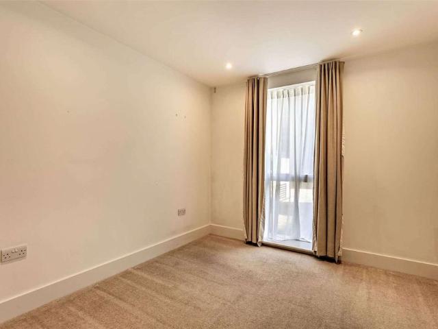 Two bedroom ground floor apartment with parking in central Cambridge