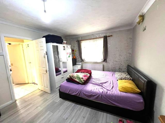Two bedroom ground floor flat close to chadwel heath station Garden and Parking