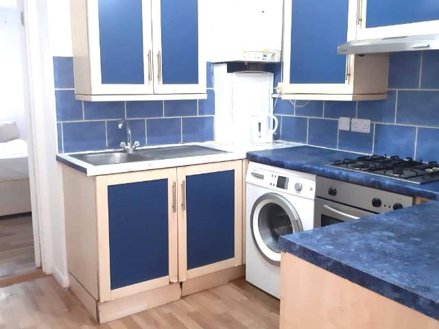 Two bedroom ground floor flat close to ilford train station ideal for family only