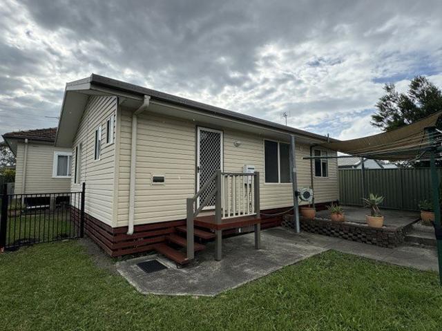 Two Bedroom Home Close to Shops & Uni