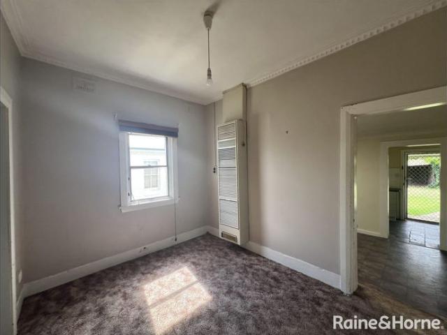 TWO BEDROOM HOME IN QUIET & CENTRAL LOCATION