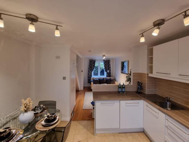 Two bedroom house in E14