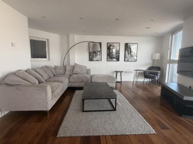 Two Bedroom in Mill Hill 2 bed flat to rent £2,300 pcm £531 pw