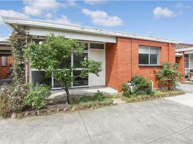 TWO BEDROOM | LOW MAINTENANCE | GREAT LOCATION