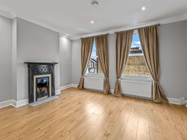Two bedroom split level flat, well located on Camac Road, Twickenham