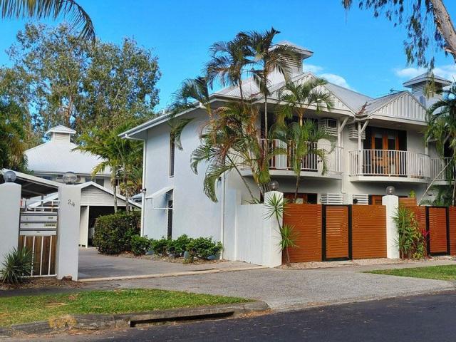 Two bedroomed, fully renovated townhouse 2 minutes' walk to Palm Cove Beach