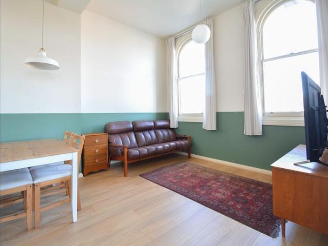Two Bedrooms Apartment. Free hot water and gas! Furnished