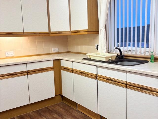 Double bedroom Female preferred available in Drumbrae