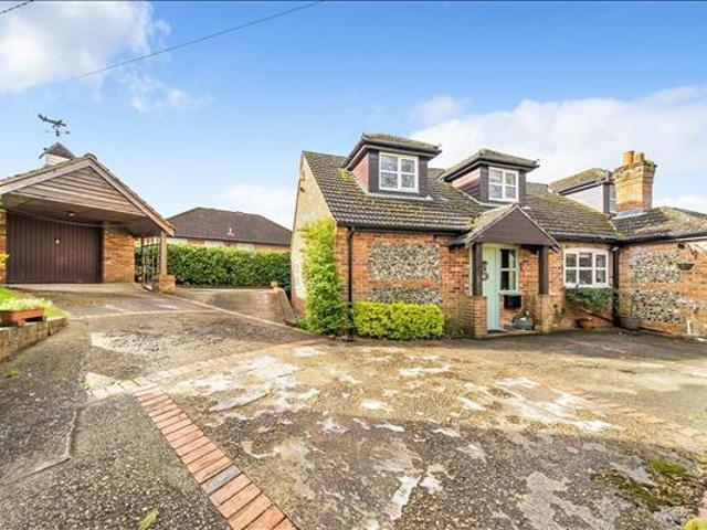Two Gate Lane, Overton RG25 4 bed detached house to rent £2,500 pcm £577 pw