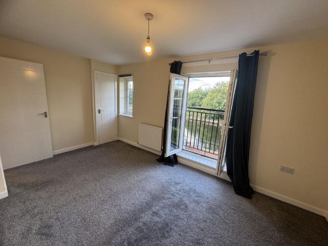 Two Double Bedrooms House with Waterfront Views, Close to Rail Links