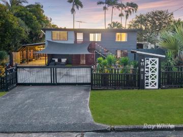 TWO KITCHENS, BIG BACKYARD & FLEXIBLE FAMILY LIVING!