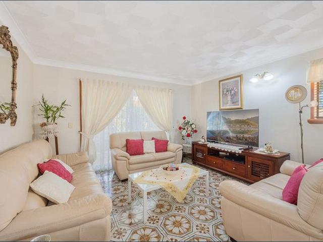 TWO KITCHENS, DUAL LIVING POTENTIAL HOME!