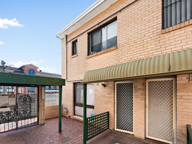 Two level apartment style property 2 Br Timber Floor Modern Unit 10 Minutes Wlak to Station