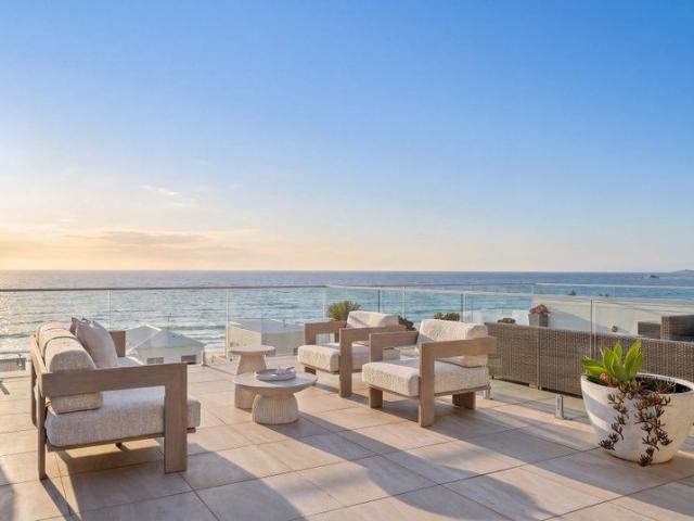Two Level Beachside Penthouse with Panoramic Coastal Views