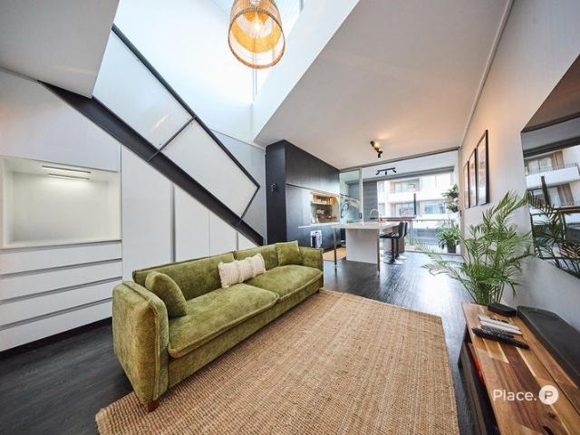 Two Level Top Floor Retreat Between James Street and Howard Smith Wharves