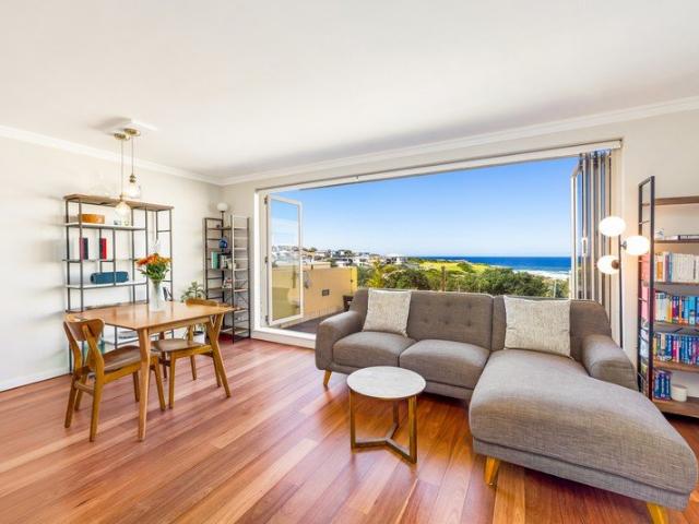 Two Level Top Floor Sanctuary With Sweeping Coastal Panorama, Steps To Beach With Lift Access