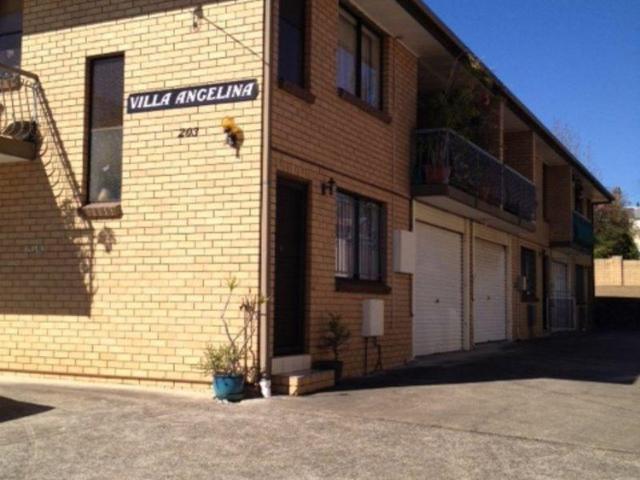 TWO LEVEL TWO BEDROOM TOWNHOUSE CLOSE TO GASWORKS NEWSTEAD