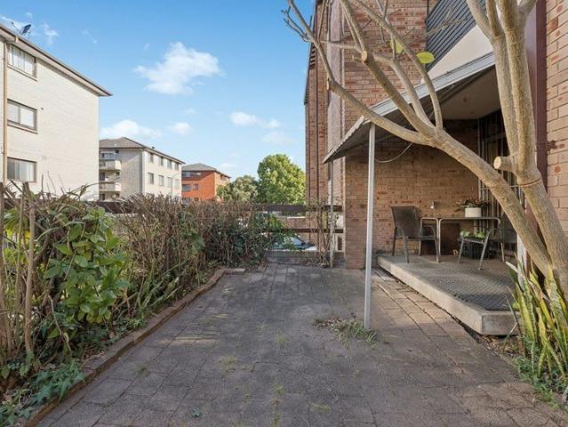 TWO LEVELS OF LIVING + APPROX. 35MÃÂ² PRIVATE COURTYARD