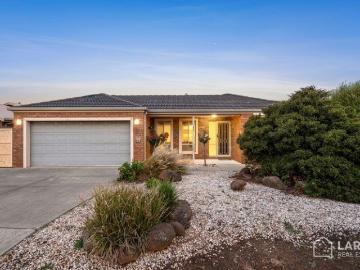 Two Living Zones, Endless Possibilities in a sought after pocket
