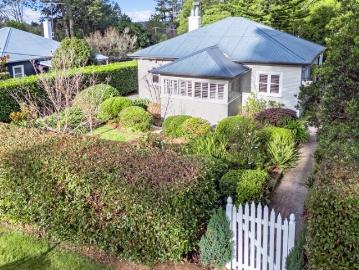 Two Maples A Timeless Blackheath Retreat
