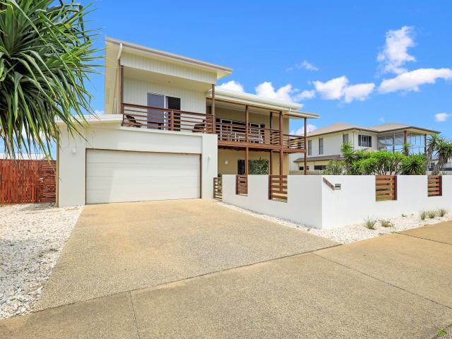 Two storey family home with ocean views in bargara!