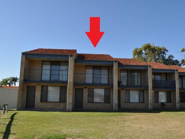 TWO STOREY TOWNHOUSE IN BLUFF POINT!