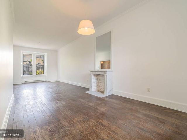 Two story apartment for rent on Le Plateau Mont Royal with three bedrooms, a convenient and well equipped kitchen and a refined bathroom