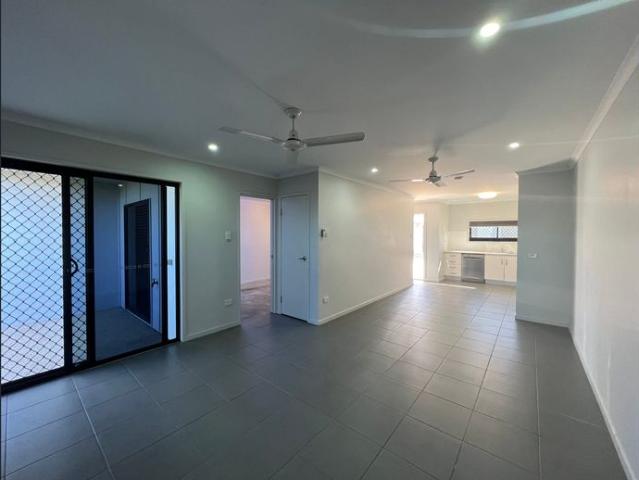TWO STORY TOWNHOUSE IN OORALEA!