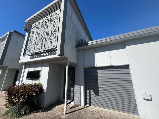 TWO STORY TOWNHOUSE IN OORALEA!