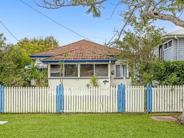 TWO STREET FRONTAGE! MINUTES TO THE BEACH!