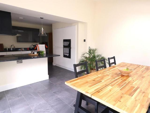 Two Waters Road, Hemel Hempstead, HP3 3 bed property to rent £2,700 pcm £623 pw
