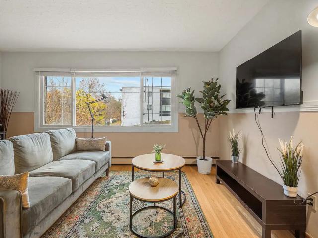 TWO WEEKS FREE. ELECTRIC CHARM STEPS FROM DOWNTOWN!