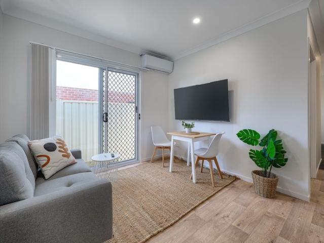 TWO WEEKS RENT FREE Terms Apply * LARGE GROUND FLOOR, FENCED, FURNISHED, DESIGNER APARTMENT – BILLS INCLUDED!