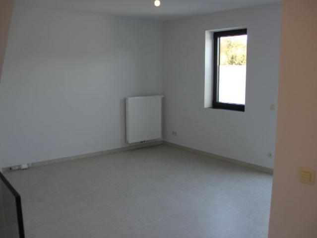 Twee slaapkamer appartement met privé inkom en carport