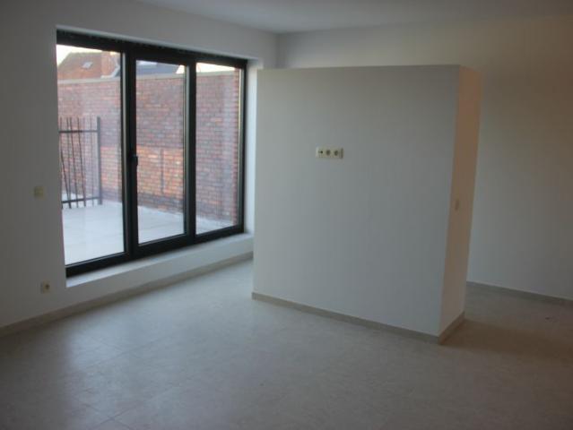 Twee slaapkamer appartement met privé inkom en carport