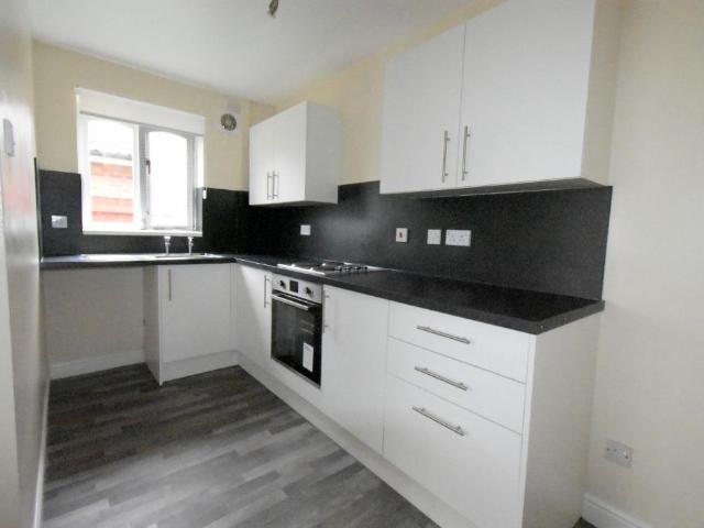 Tweendykes Road, Hull, HU7 2 bed terraced house to rent £695 pcm £160 pw