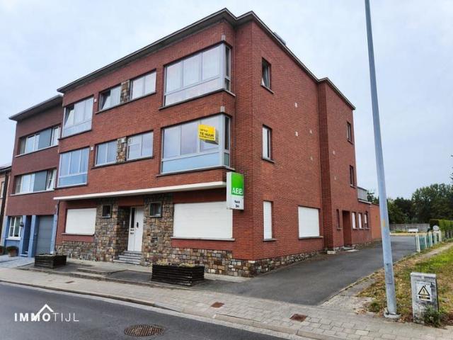Tweeslaapkamer appartement met groot terras te Erembodegem