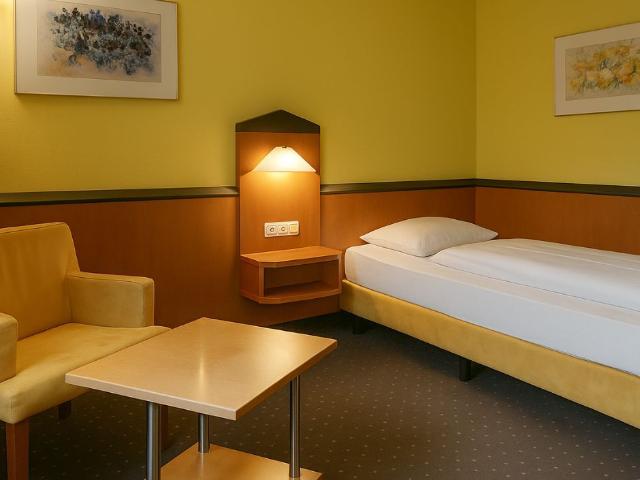 Twice the Comfort: Twin Room with Kitchenette in Frankfurt’s Ostend, Frankfurt Amsterdam Apartments for Rent